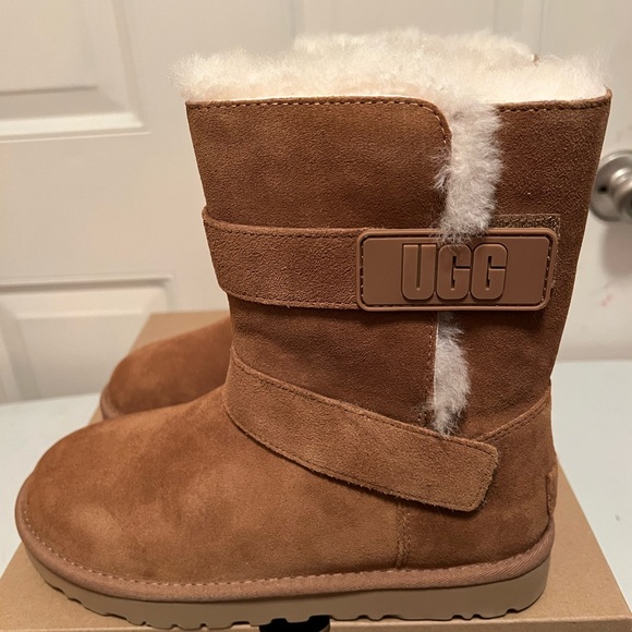 NEW UGG W Bailey Graphic Logo Strap Boot - chestnut - Picture 1 of 11